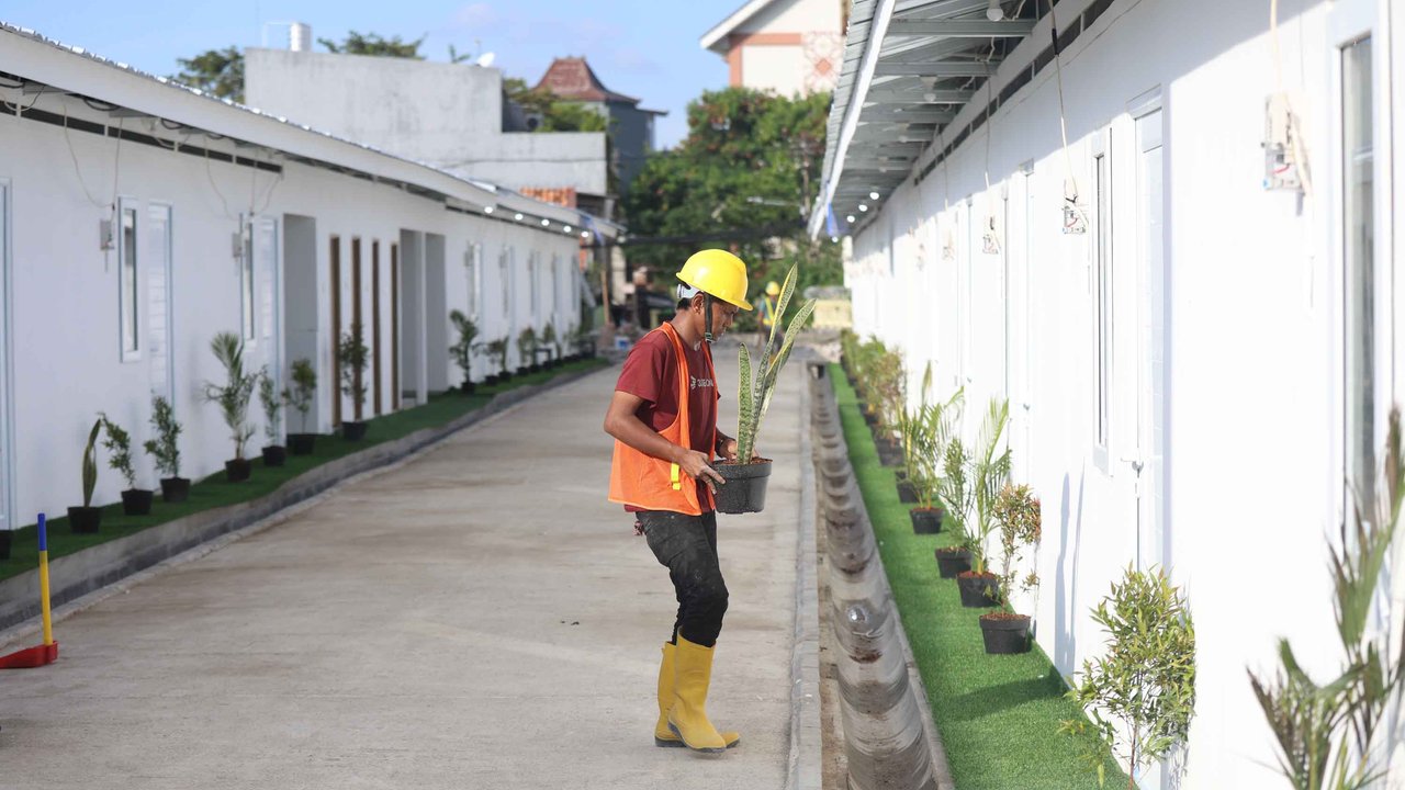 Pemprov DKI Lengkapi Huntara Warga Bantaran Rel Senen dengan Air PAM dan Listrik PLN