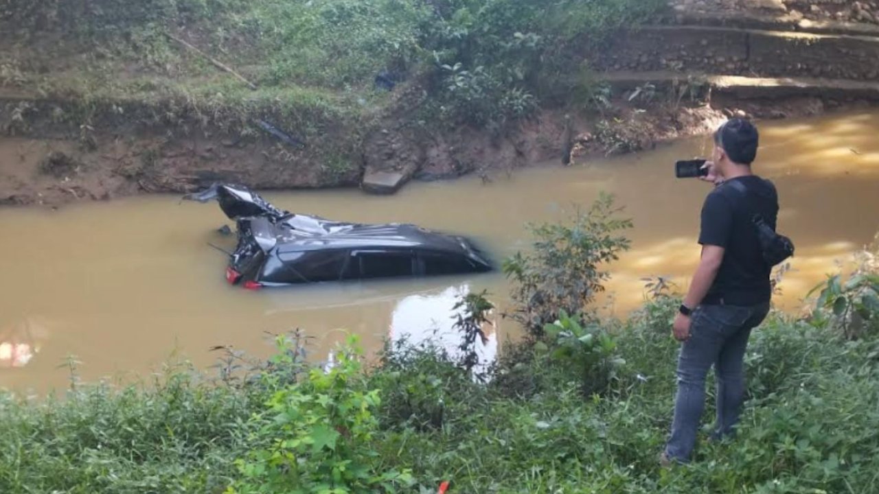 Aksi Nekat Pecatan Polisi Maling Mobil Berujung Nyemplung ke Sungai