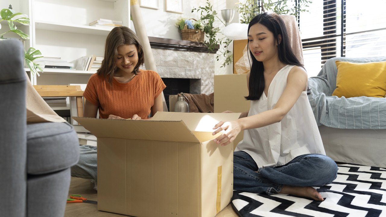 Ilustrasi perempuan melakukan decluttering.