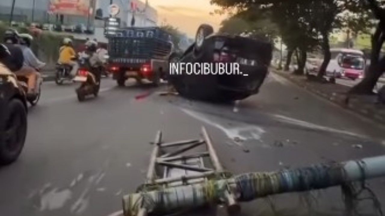 Kecelakaan di Transyogi, Mobil Terguling Diduga Akibat Ini