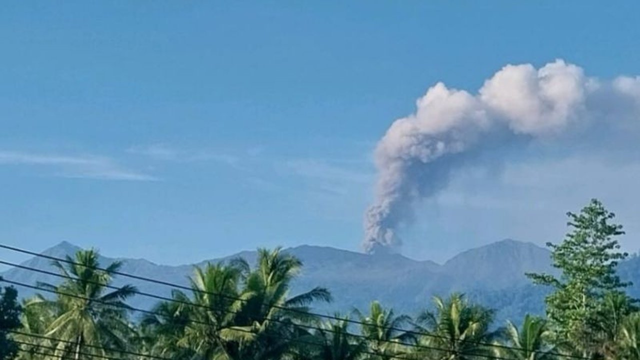 Gunung Dukono Erupsi, Lontarkan Abu Vulkanik Setinggi 1.600 Meter