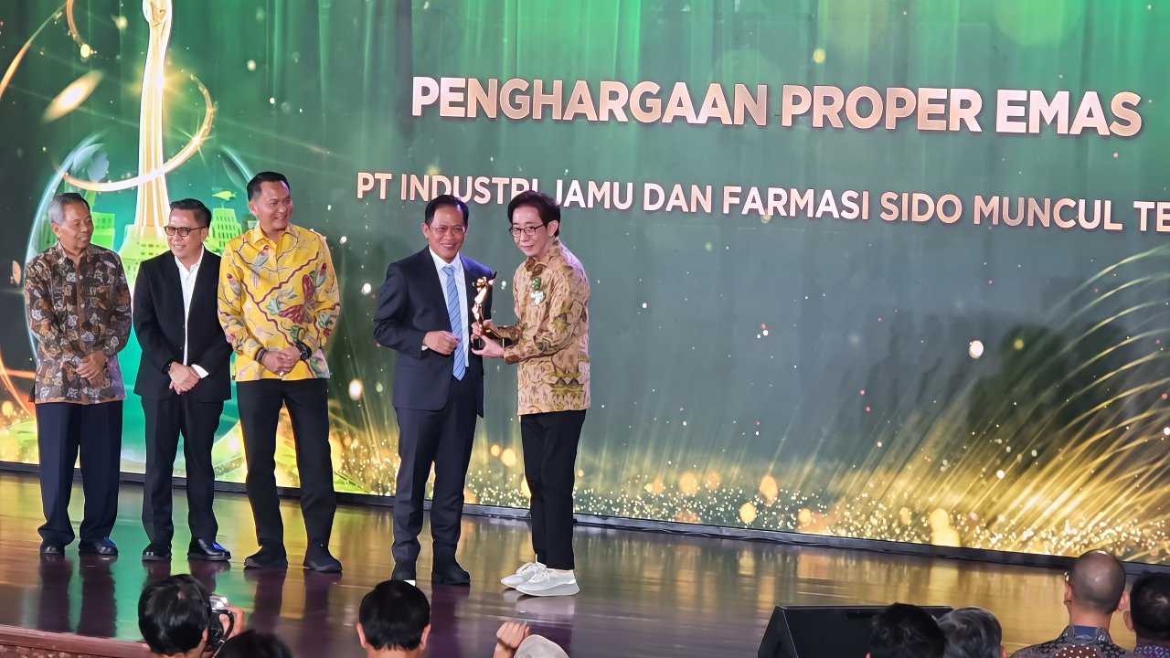 Anugerah Lingkungan PROPER di Sasono Langen Budoyo, Taman Mini Indonesia Indah, Jakarta Timur, Selasa (7/4/2026).