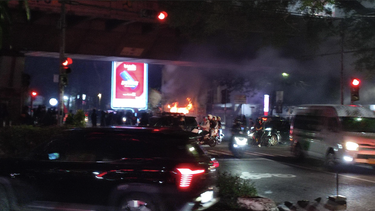 Jalan Cikapayang Bandung Ricuh, Massa Berpakaian Hitam-hitam Bakar Pos Polisi
