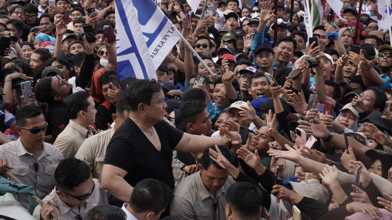 Prabowo Guyub Bareng Buruh: Buka Baju, Peluk, hingga Salami Para Pekerja