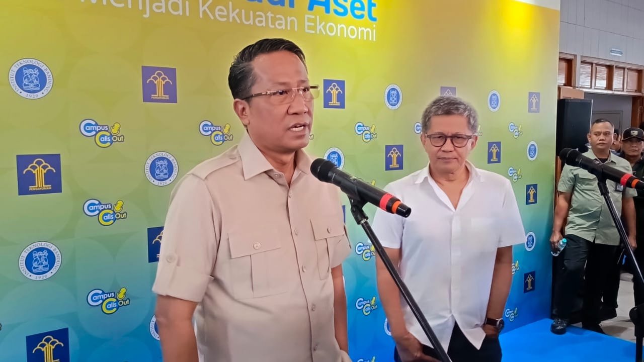 Menteri Hukum Supratman Andi Agtas dan Rocky Gerung di ITB