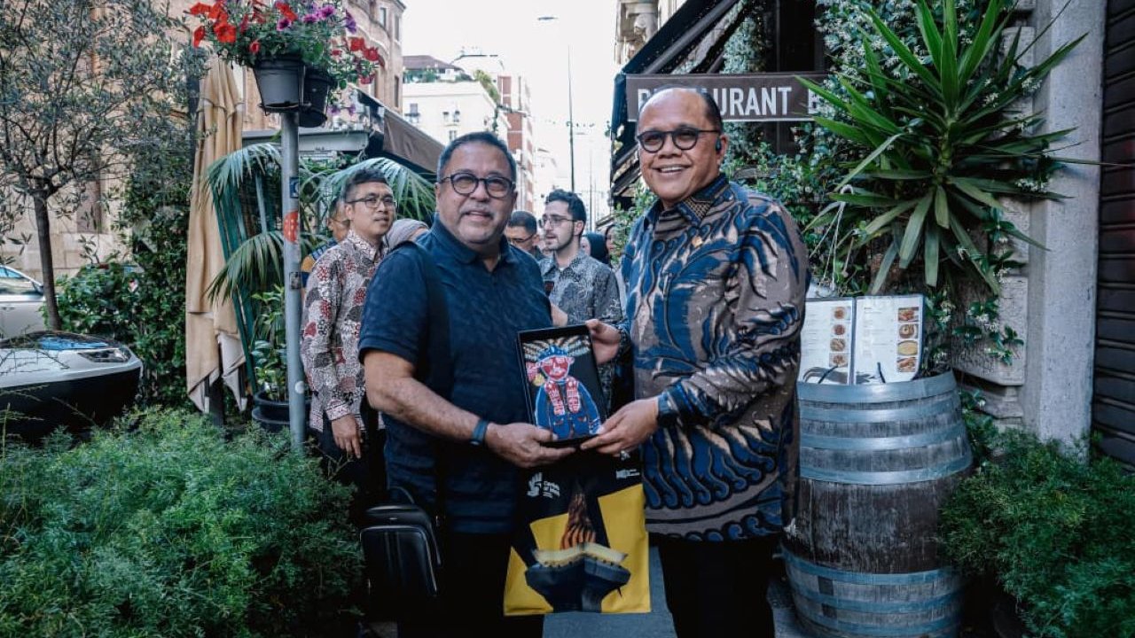 Wakil Gubernur DKI Jakarta, Rano Karno, bersama delegasi Pemerintah Provinsi DKI Jakarta bertemu dengan Duta Besar Republik Indonesia untuk Italia, Junimart Girsang, di Milan, Italia, Senin (11/5)
