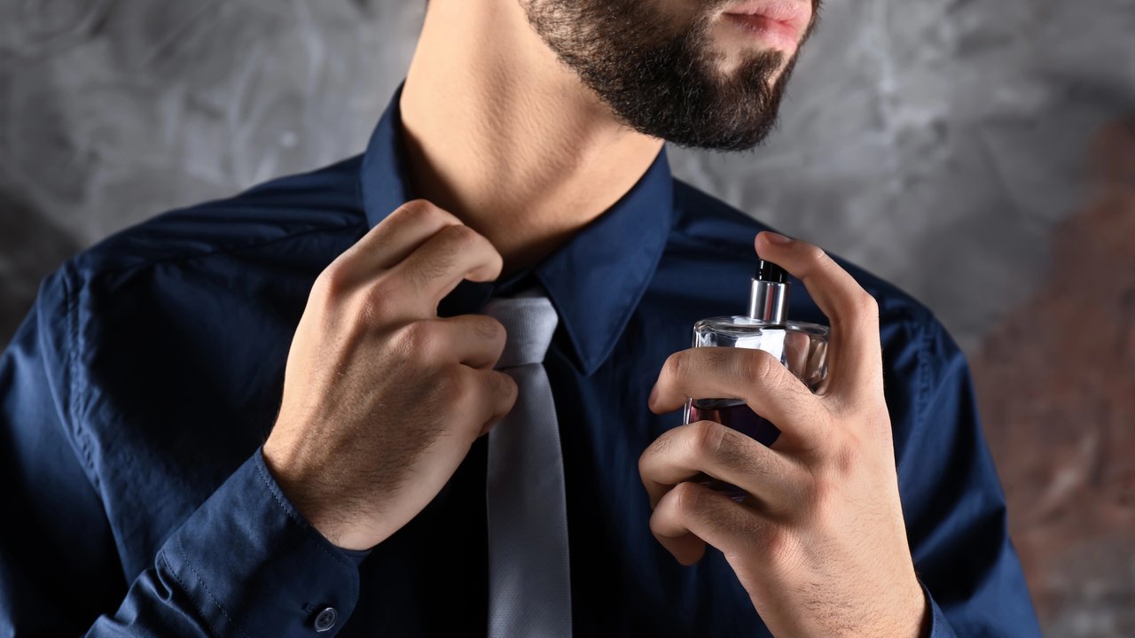 Ilustrasi pria menggunakan parfum.