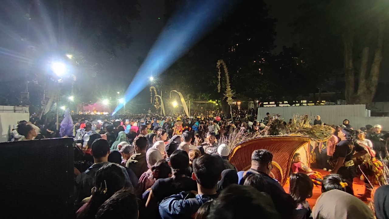 Bandung Bergemuruh, Puncak Kirab Mahkota Binokasih Disambut Meriah