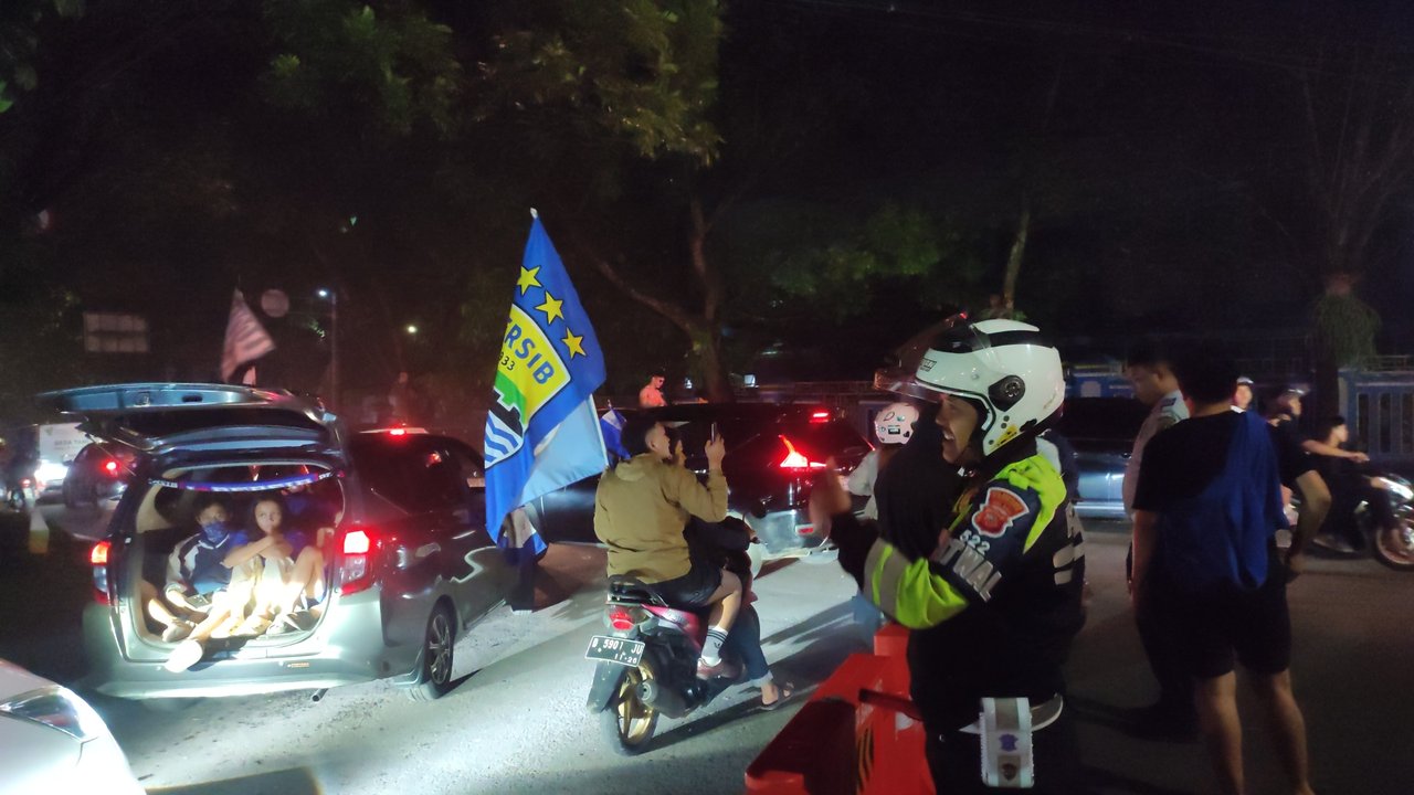 Aksi Hormat Bobotoh Dibalas Senyum Polisi, Suasana Bandung Hangat