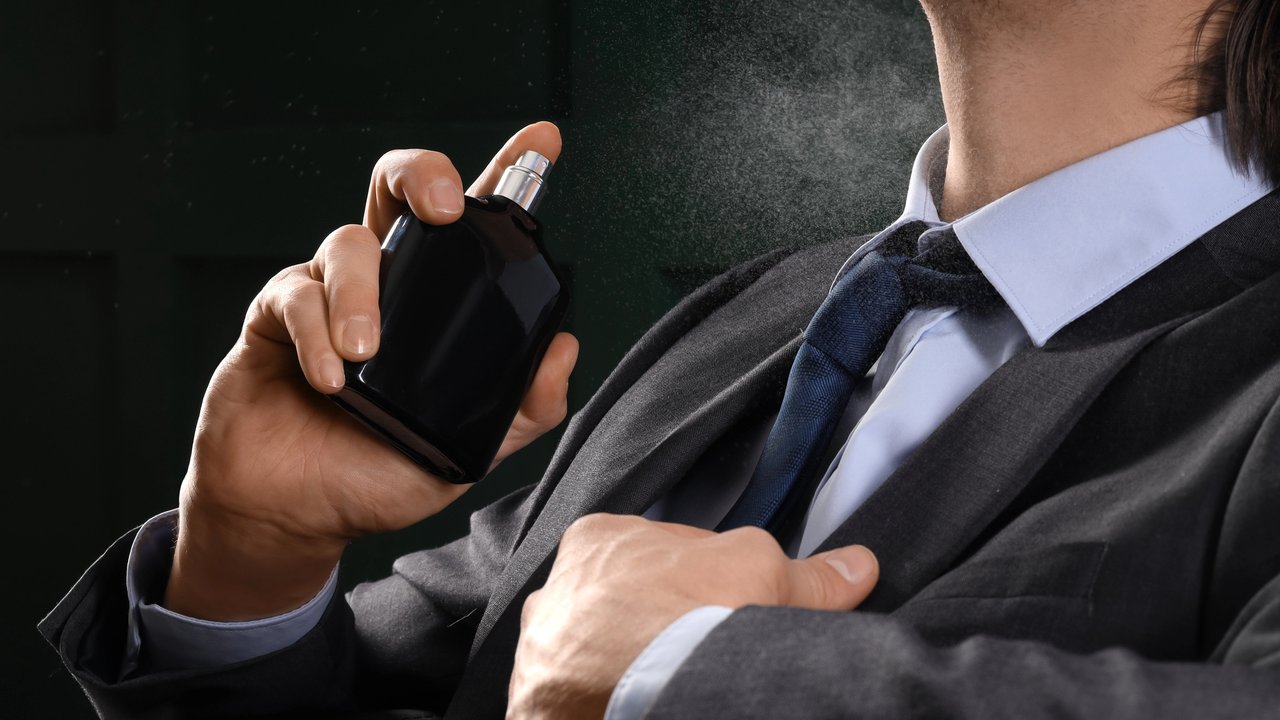 Ilustrasi pria yang membangun personal branding melalui aroma parfum.