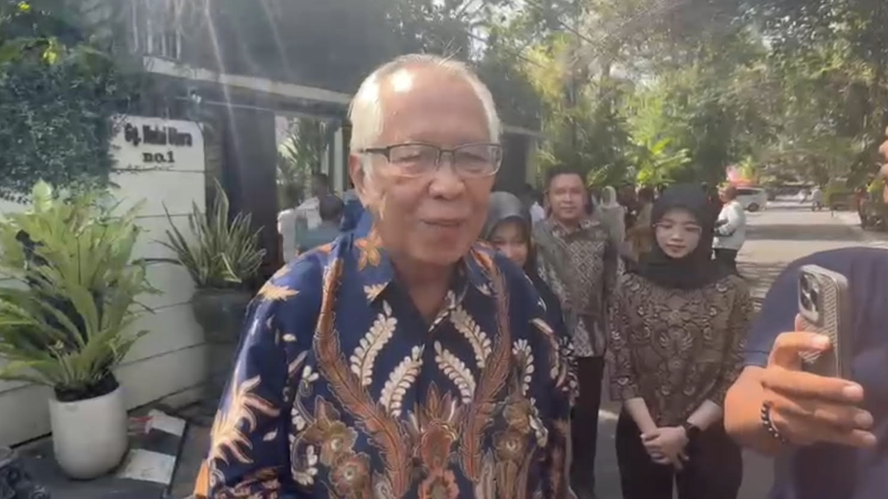 Pengacara OC Kaligis Temui Jokowi, Serahkan Sejumlah Buku Pra Peradilan