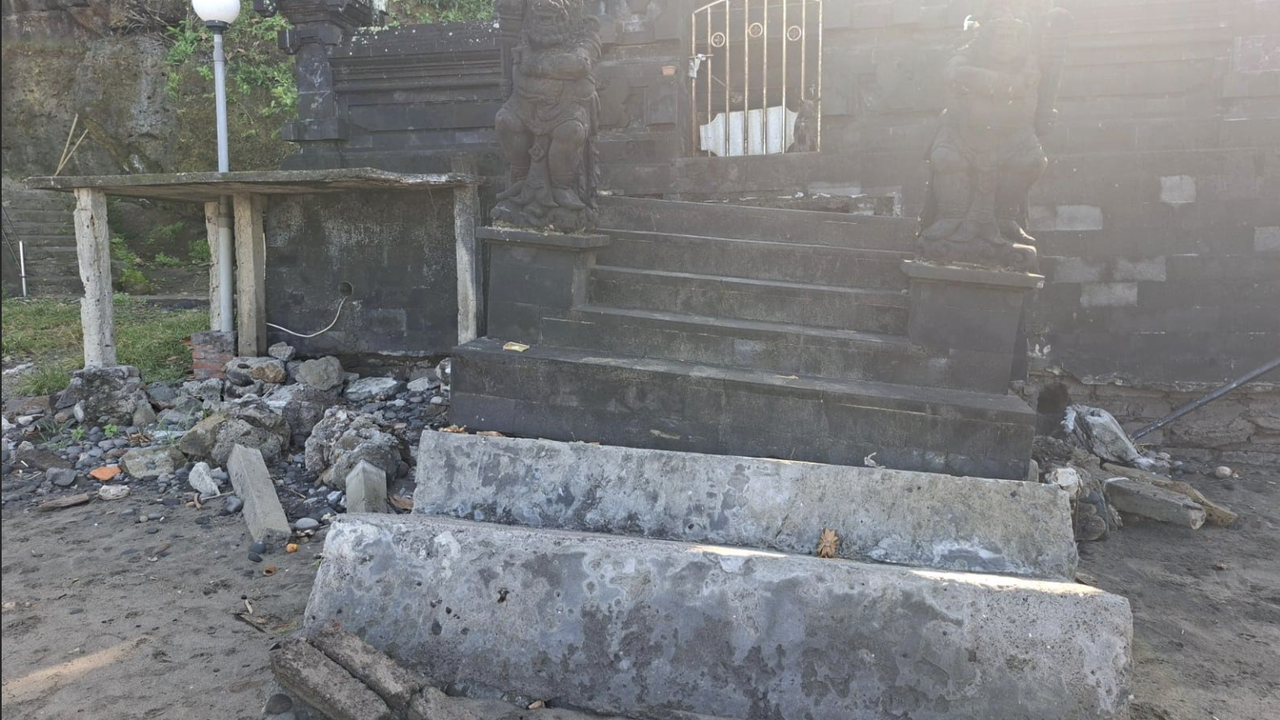 Abrasi Hantam Pura Rambut Siwi, Tanggul Sepanjang 72 Meter Jebol