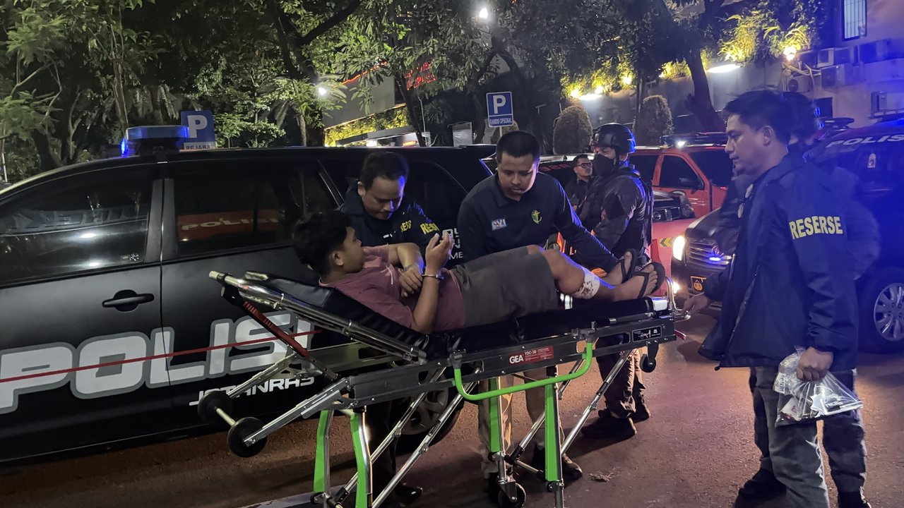 Polisi Tembak Kaki Pelaku Pencurian Viral Tenteng Senpi di Parkiran RSIA Duren Sawit