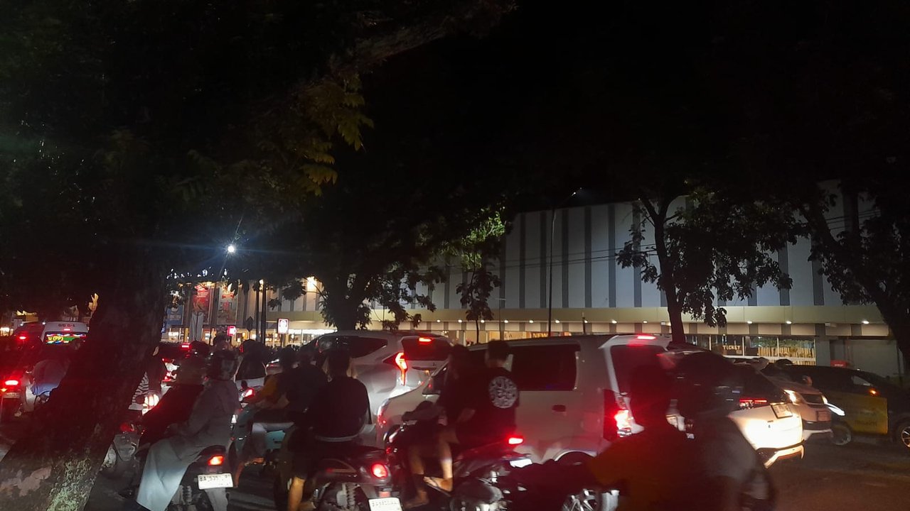 Cerita Warga Sumbar saat Mati Listrik: Gelap Gulita dan Sinyal Ponsel Sulit