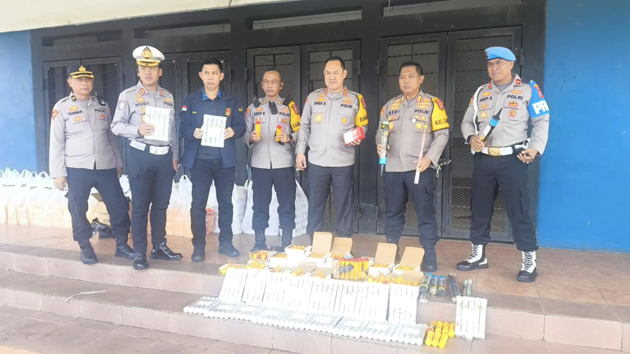 Polisi Sweeping di GBLA Jelang Laga Pamungkas Persib, 310 Barang Berbahaya Disita