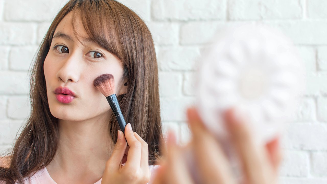 Ilustrasi perempuan menggunakan produk kecantikan.