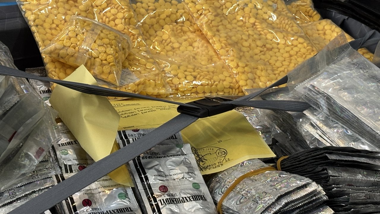 Toko Kosmetik di Bekasi Ketahuan Jual Obat Keras, Dua Pengedar Langsung Ditangkap