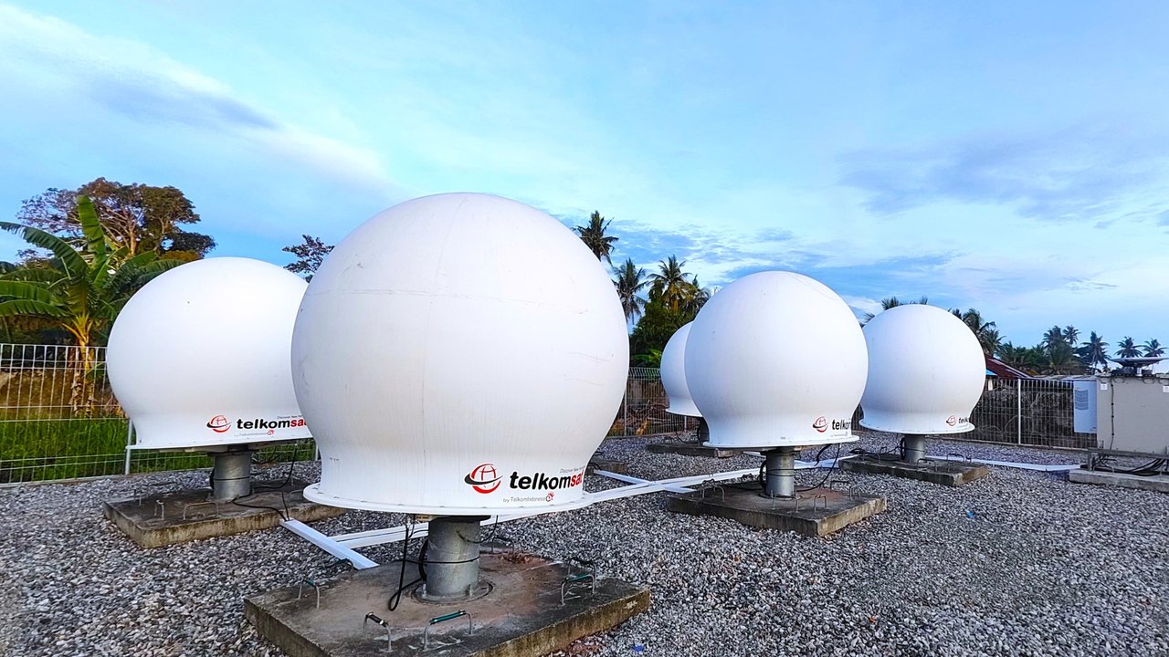 Community Gateway Merauke yang diresmikan pada Desember 2025 sebagai gateway satelit pertama di Indonesia dan Asia Tenggara.