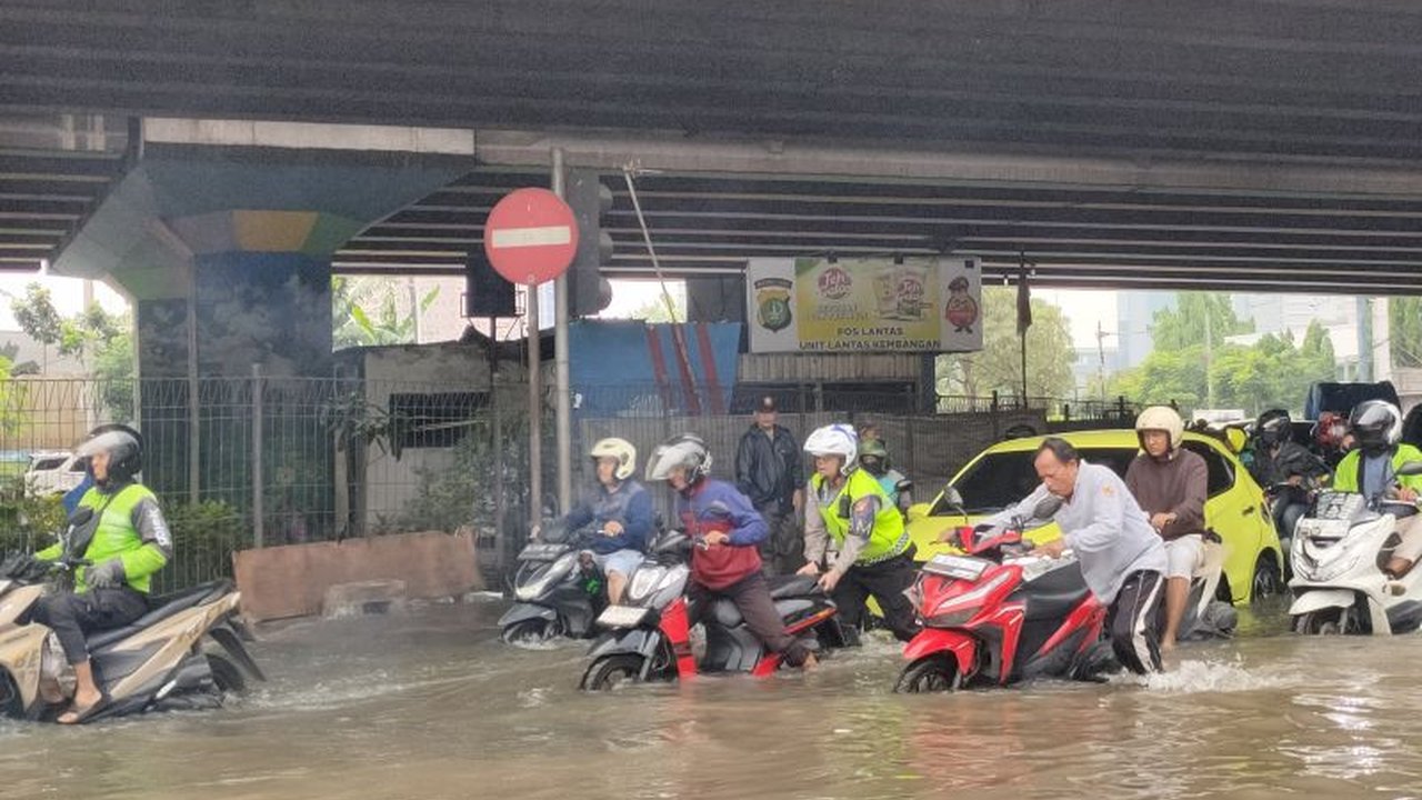 Ratusan Kendaraan Mogok Usai Terobos Banjir di Puri Kembangan, Ada yang Terjebak di Kolong Tol