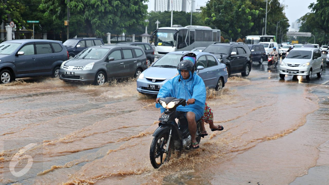 Jakarta Belum Kering: 80 RT Tergenang, 3 Ruas Jalan Lumpuh, 12 KK Mengungsi