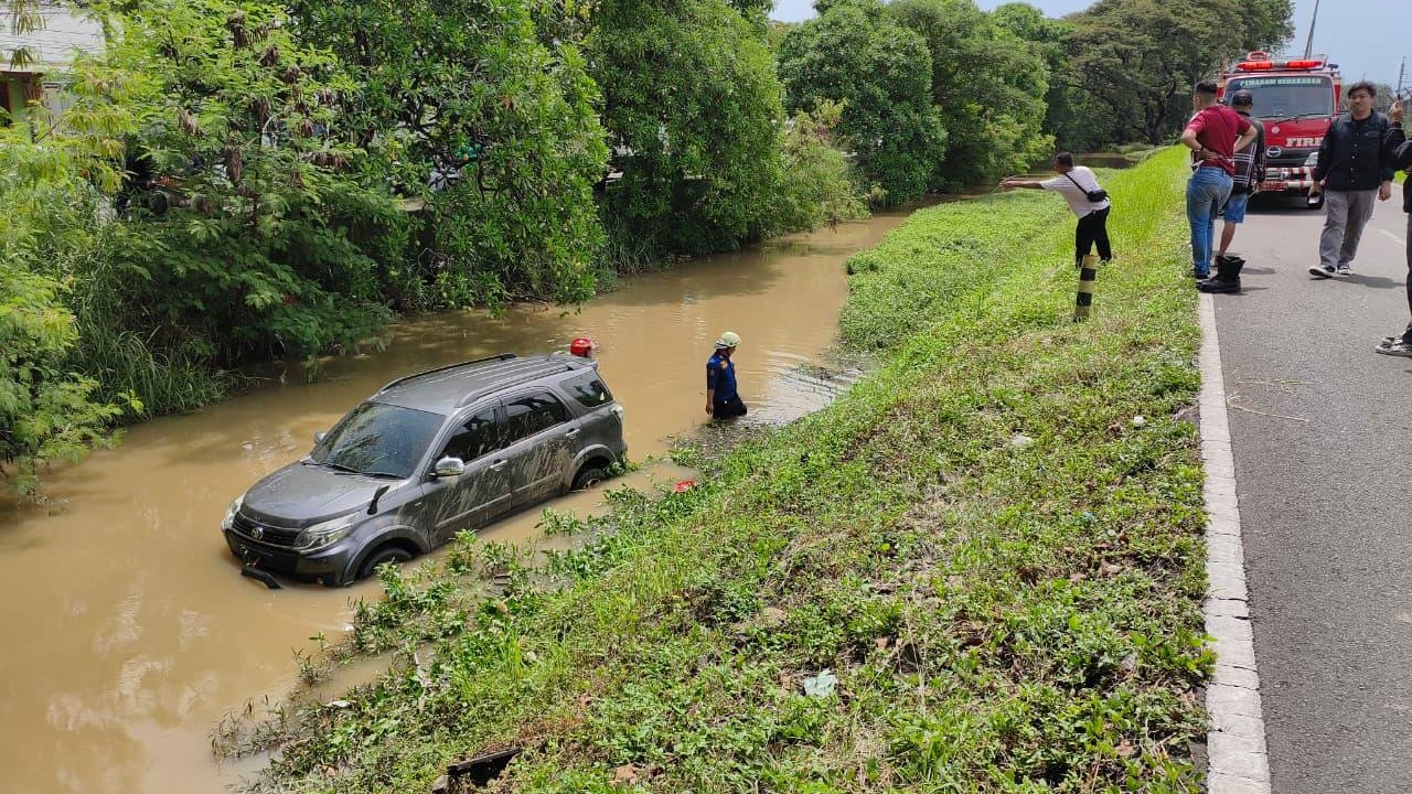 Toyota Rush Nyebur ke Sungai Samping Rel Kereta Bandara Soetta