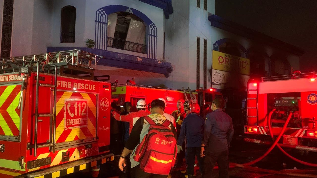 Gedung Metro Sport Center Semarang Terbakar, 5 Korban Dievakuasi Pakai Tangga Pemadam