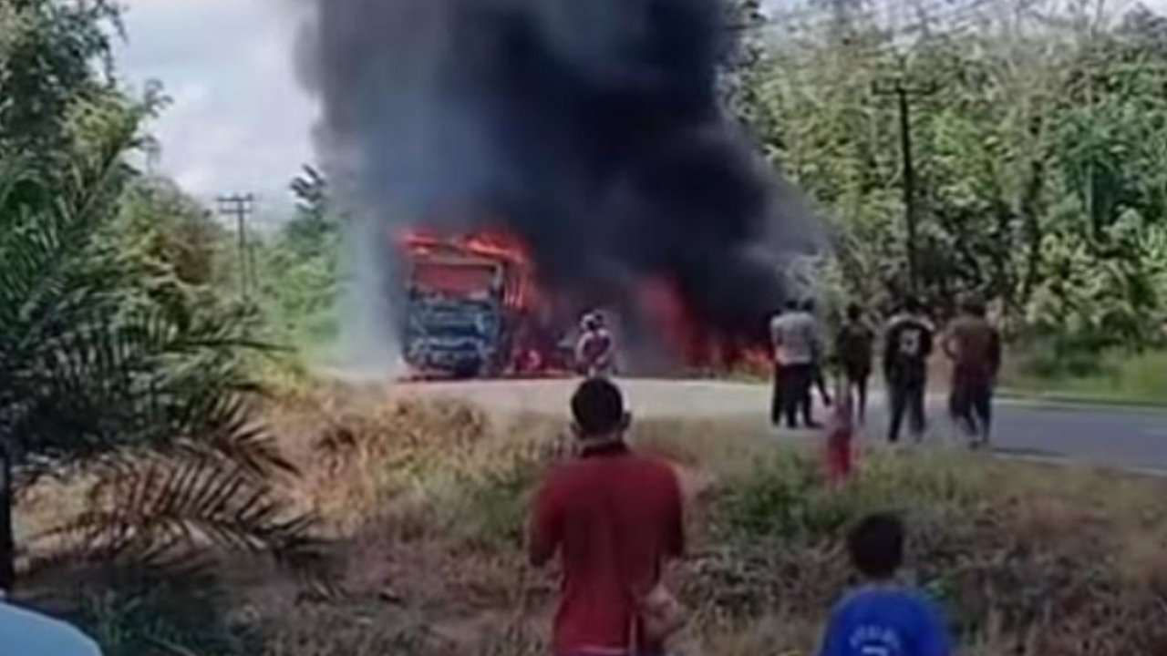 Adu Banteng Bus VS Truk Tangki Terbakar, 6 Penumpang Dikabarkan Meninggal Dunia