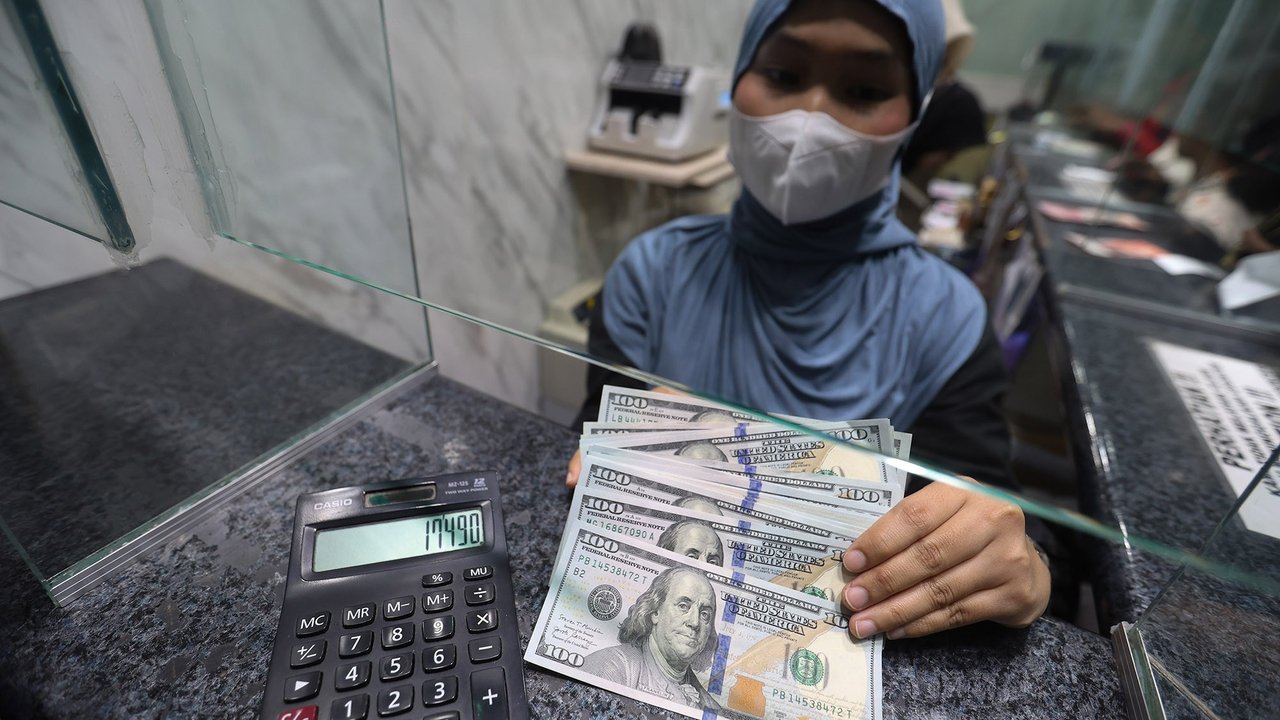 Nilai Tukar Rupiah Diprediksi Melemah ke Level Rp17.420, Dipicu Gejolak Geopolitik Global