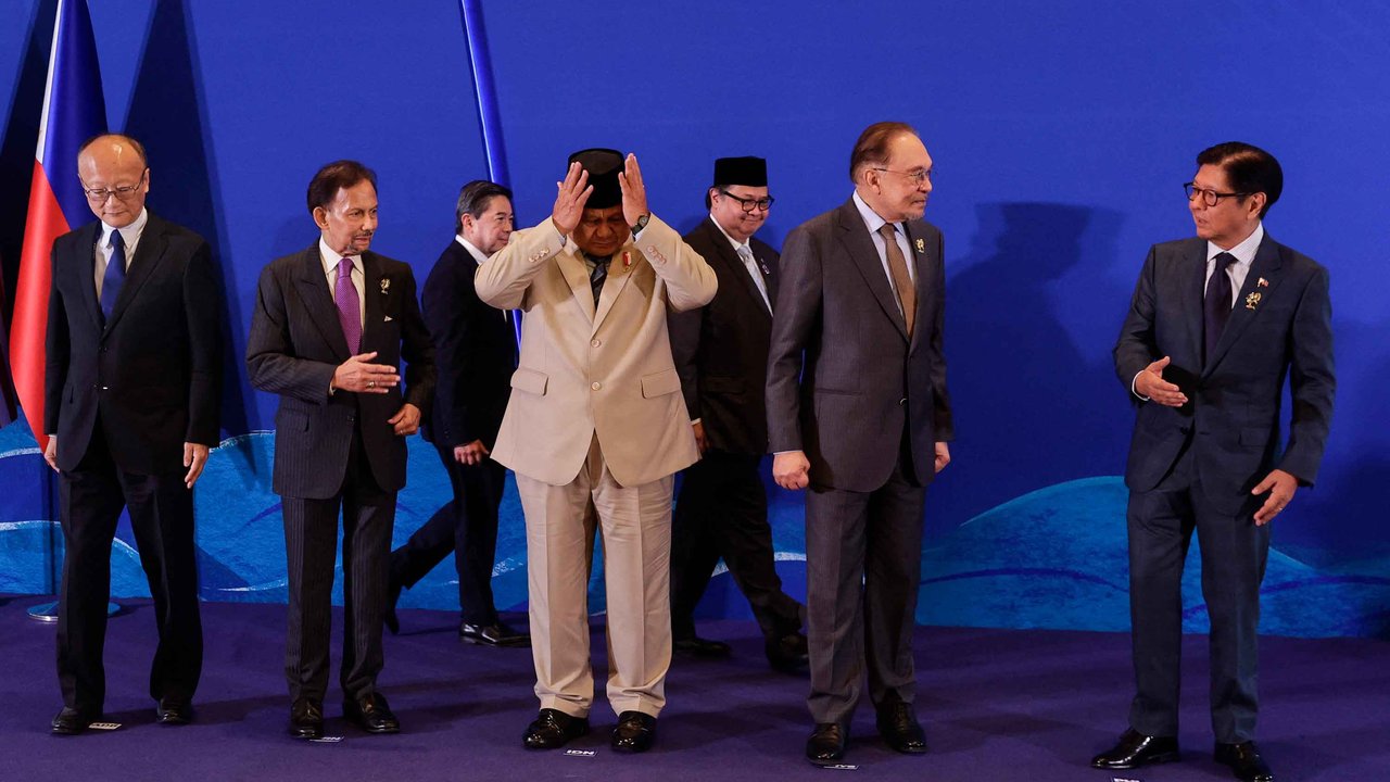 Peci Hitam Prabowo dan Maung Garuda di KTT ASEAN, Tegaskan Jati Diri Indonesia di Panggung Dunia
