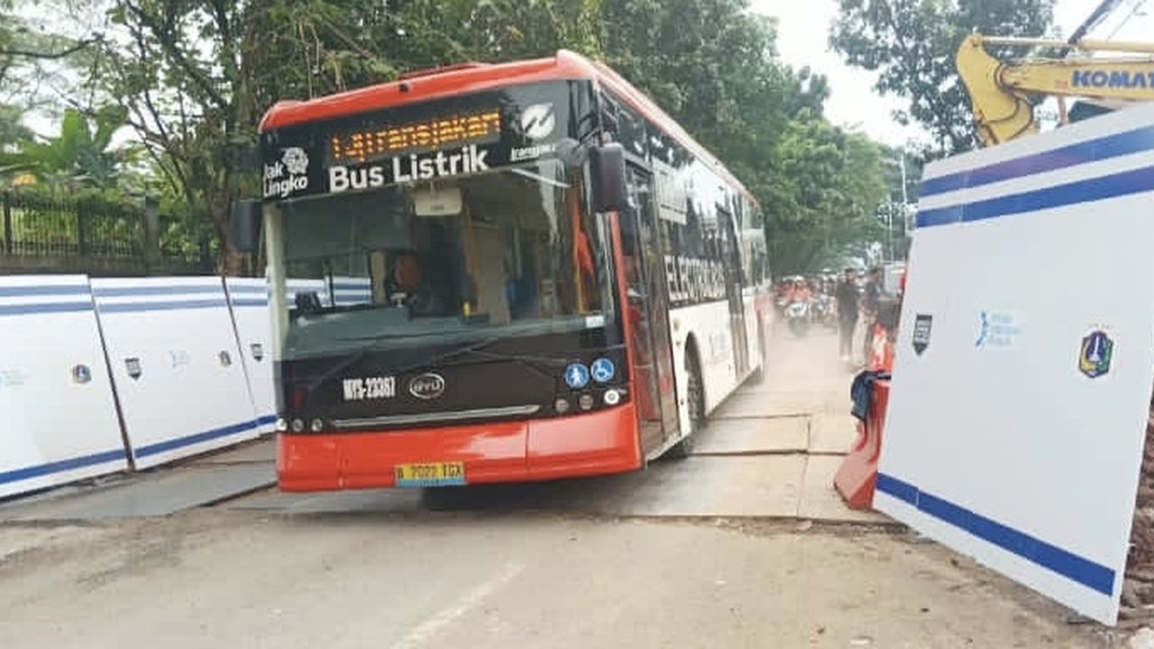 Ada Perbaikan Jalan Lenteng Agung Amblas, 2 Rute Transjakarta Tak Sampai UI