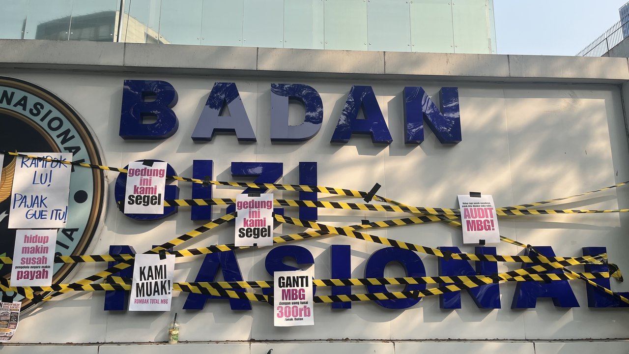 Kantor BGN Disegel Massa, Demonstran: Saat MBG Bermasalah yang Protes Justru Pengelola Dapur