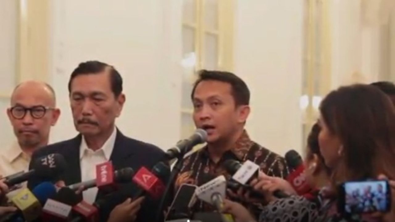 Anggota DEN, Septian Hario Seto (batik tengah)