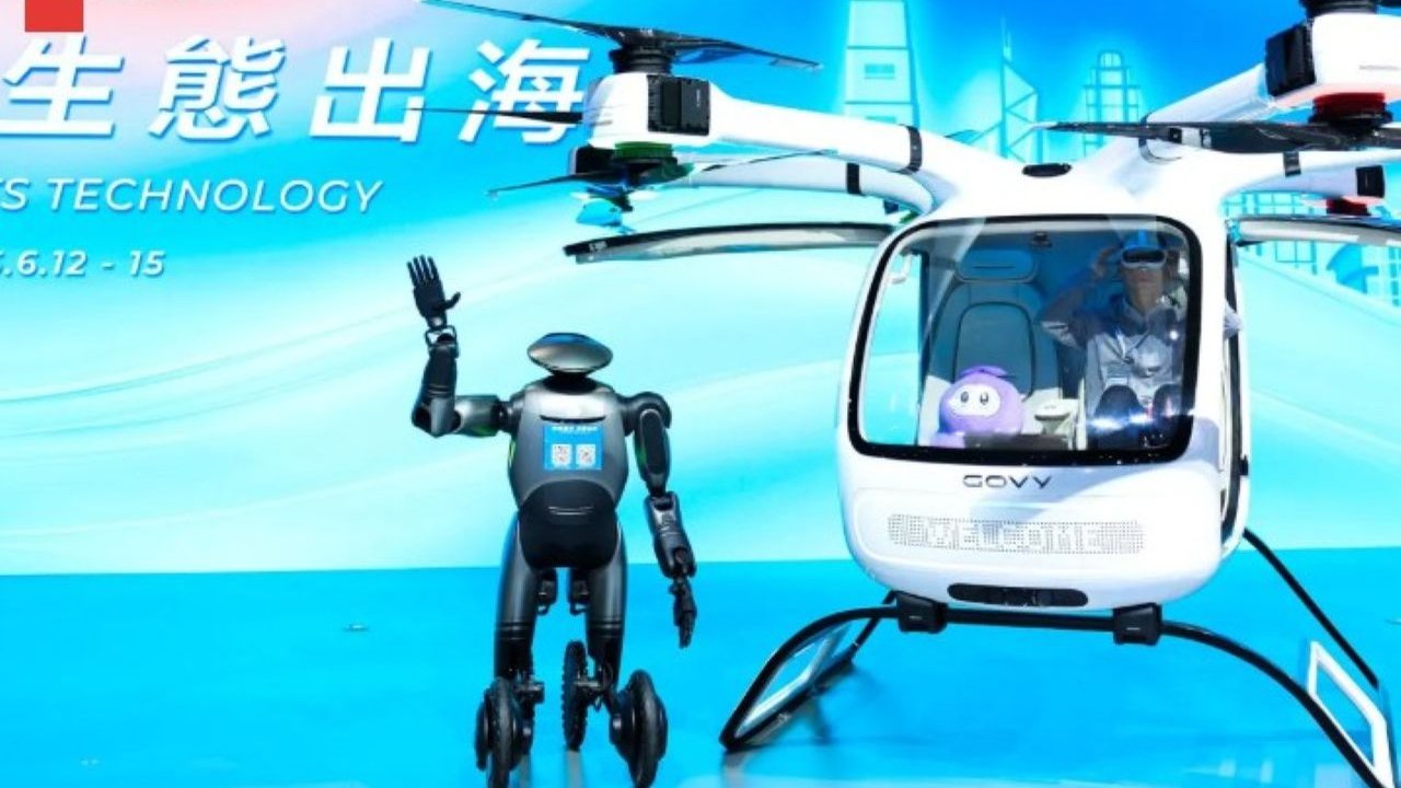 Taksi terbang Govy Aircab dan sebuah robot dipamerkan pada International Automotive and Supply Chain Expo Hong Kong,12 Juni 2025.