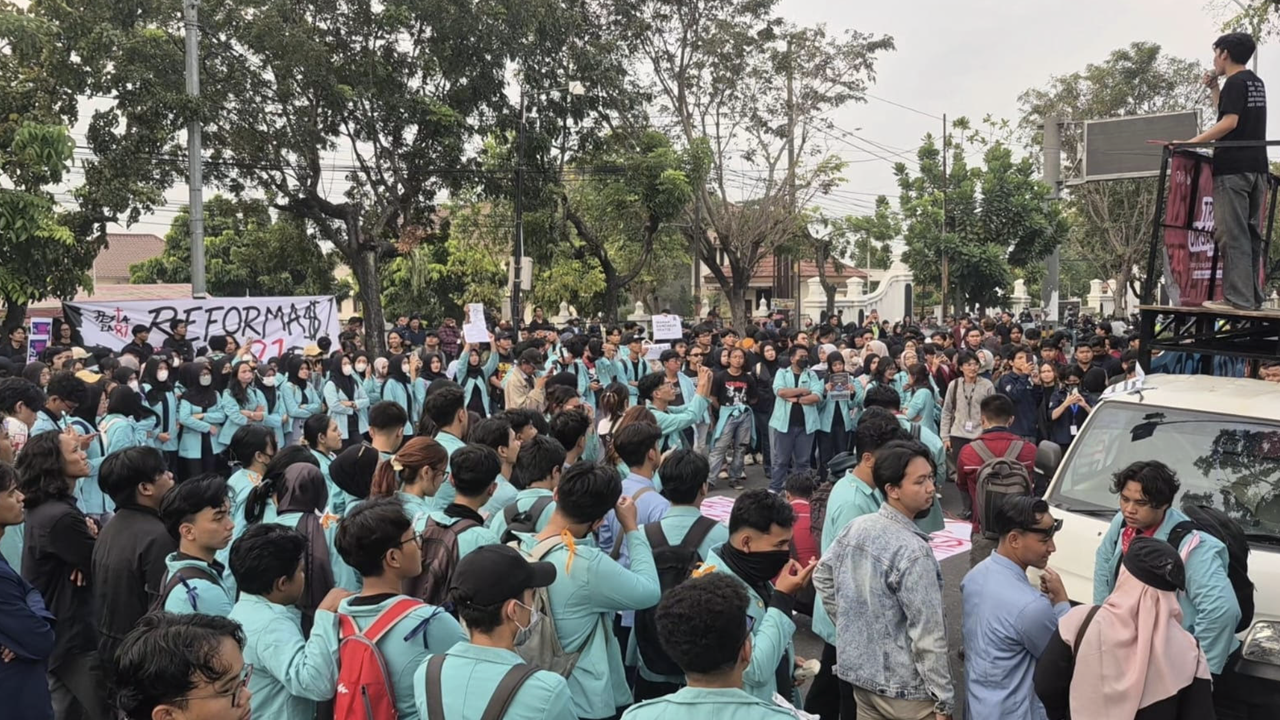 Demo di DPRD Solo, Mahasiswa Tuntut MBG Dihentikan dan Rupiah Distabilkan