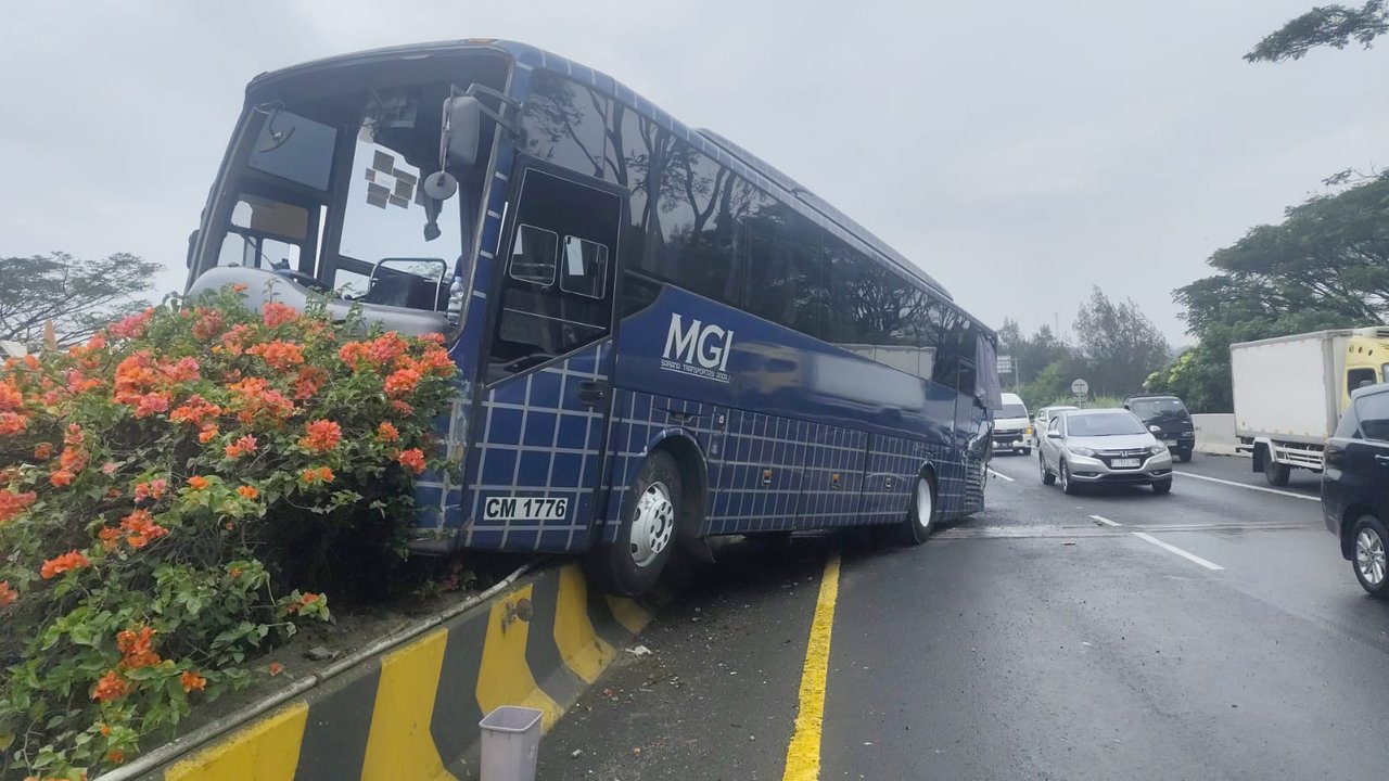 Kronologi Kecelakaan di Tol Cipularang, Sopir Banting Stir ke Kiri Lalu Oleng Tabrak Pembatas Jalan