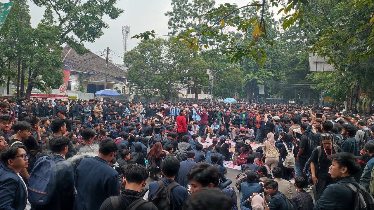 Massa Berpakaian Hitam Demo di DPRD Jabar, Kritik Pemerintah dan Tuntut Perubahan