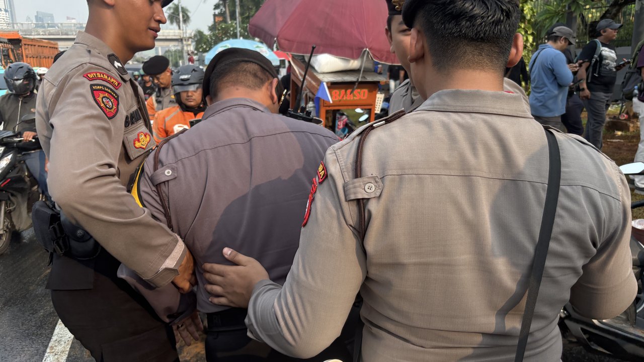 Anggota Polisi Terluka Saat Berupaya Cegah Massa Demonstran Bakar Ban