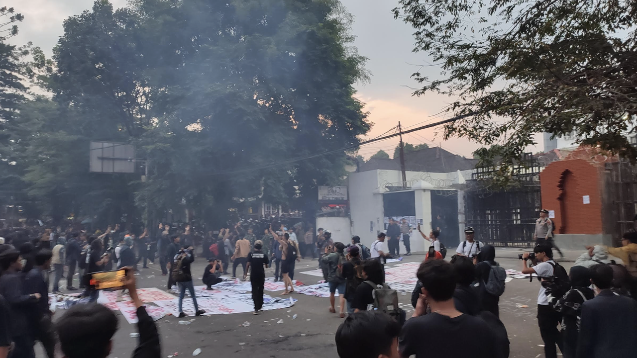 Demo di DPRD Jabar Sempat Memanas, Massa Lempar Botol dan Petasan