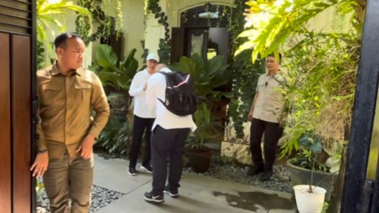Anak Prabowo Cium Tangan Jokowi dan Berpamitan Usai Pertemuan Tertutup