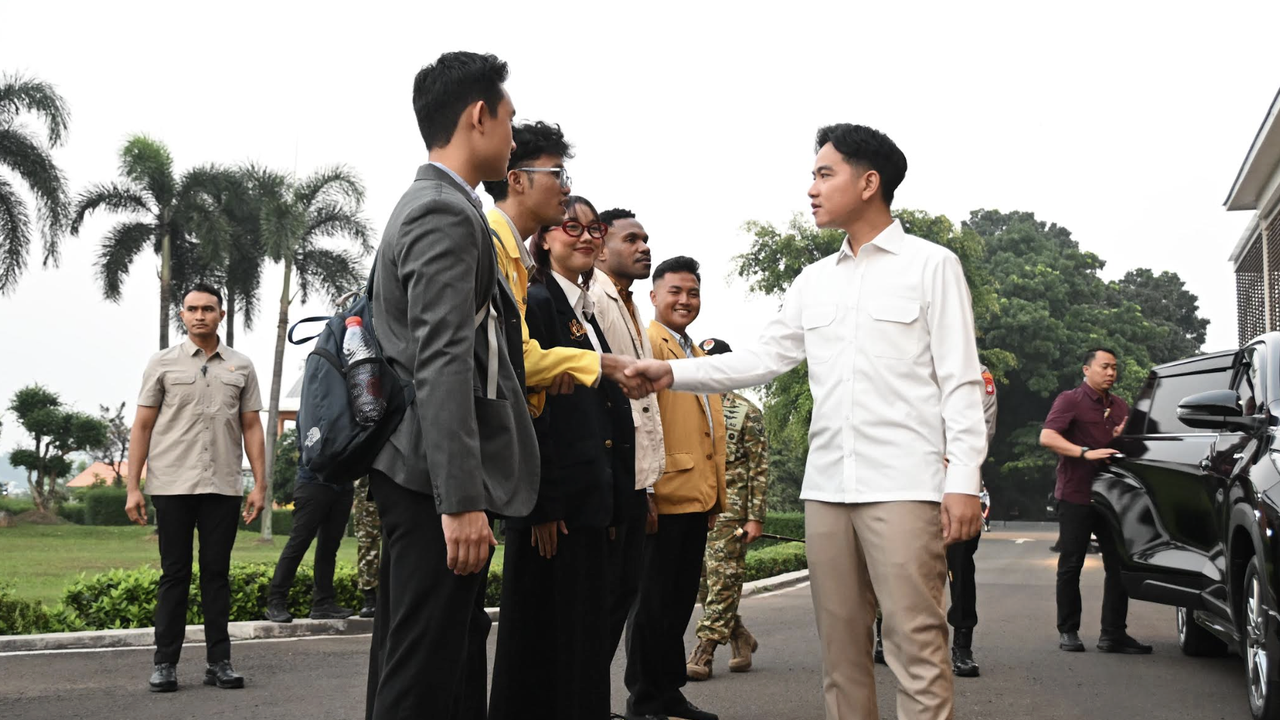 Wapres Gibran Ajak Lima Mahasiswa Lihat Program MBG dan Koperasi Desa di Indonesia Timur