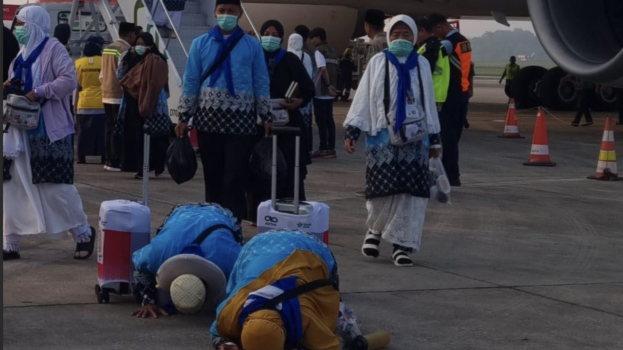 Sujud Syukur Warnai Kepulangan Jemaah Haji Asal Sumsel ke Tanah Air
