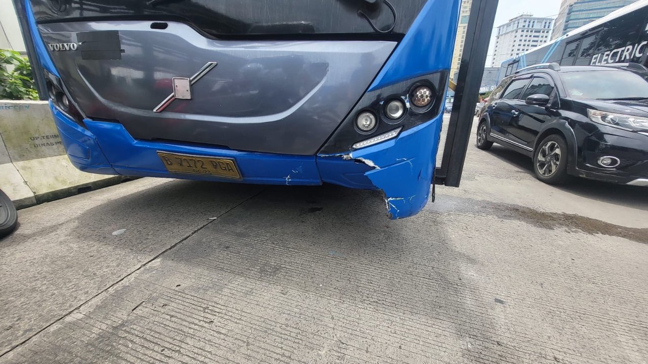 Bus Transjakarta Alami Kecelakaan Tunggal di Cikoko, Penyebab Masih Didalami