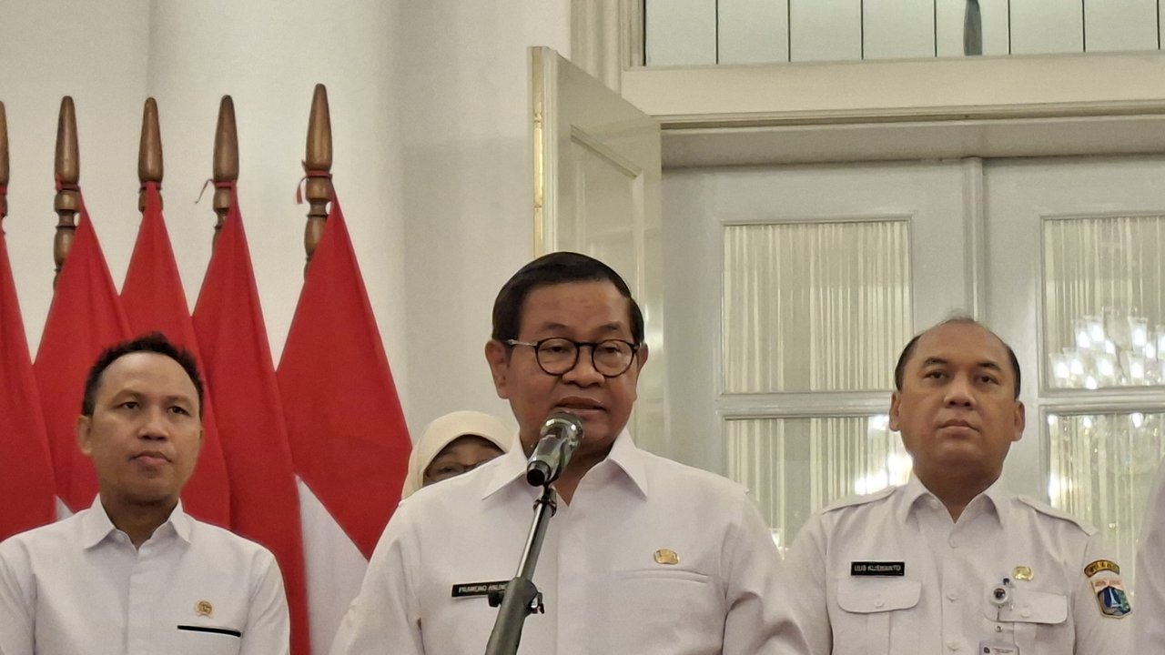 Pramono Ancam Tindak Tegas Warga yang Masih Buang Sampah ke Sungai