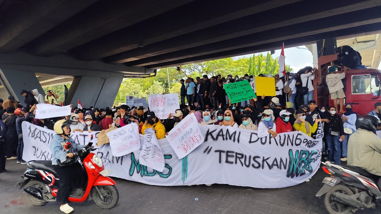 Berkacamata Hitam dan Masker, Aliansi Rakyat Sulsel Demo Dukung MBG Dilanjutkan