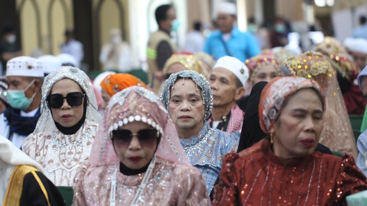Penasaran Legislator soal Tradisi Pakaian 'Bling-Bling' Jemaah Haji di Sulsel