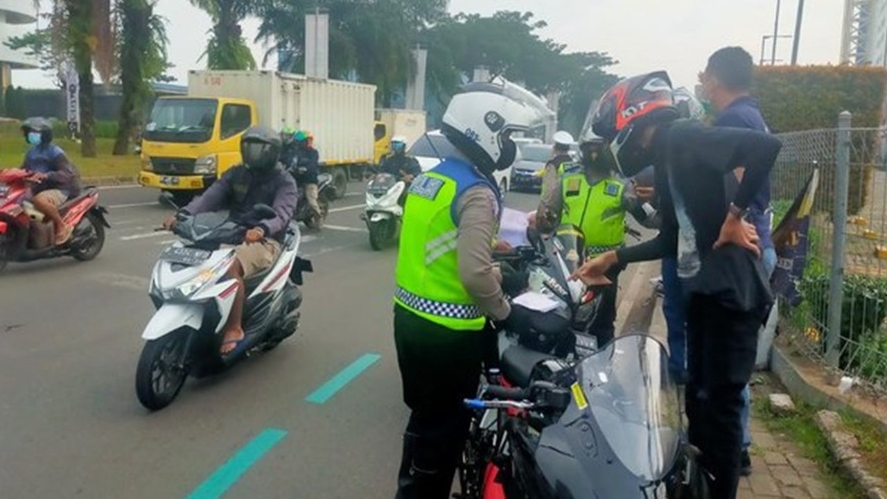 Polri Gelar Operasi Patuh Jaya 8-21 Juni, Tilang Manual Diberlakukan Incar Pengendara Copot Pelat Nomor Hindari ETLE
