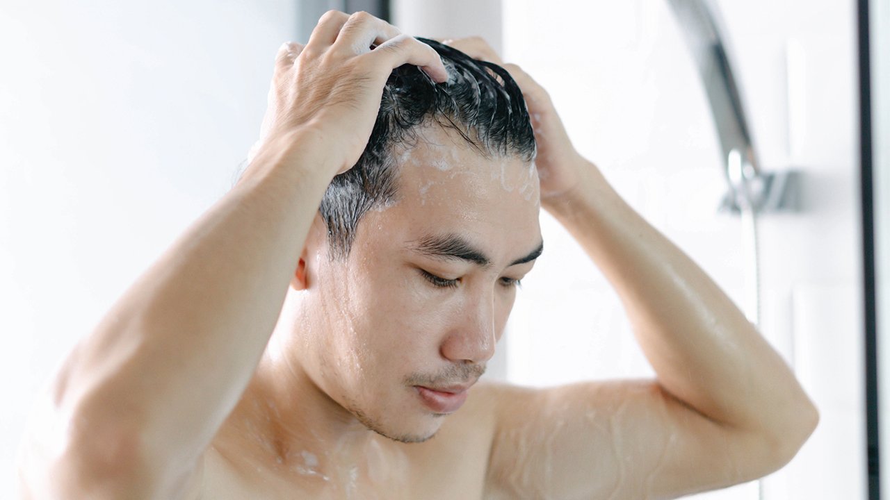 Seorang perempuan berkulit sehat dan bebas jerawat.