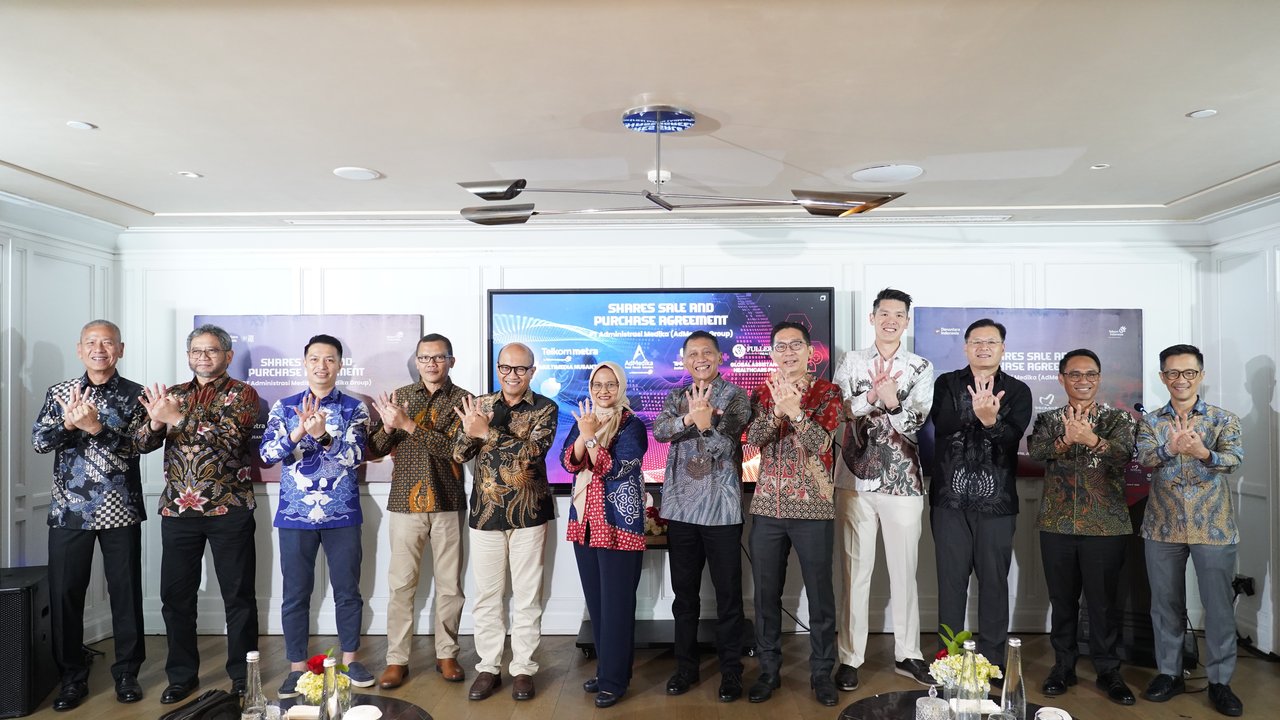 SPA signing ceremony ini disaksikan langsung oleh Managing Director Business-2 PT Danantara Asset Management Setyanto Hantoro (kelima dari kiri), Direktur Utama Telkom Dian Siswarini (keenam dari kiri), serta jajaran Direksi TelkomGroup dan Fullerton Health.