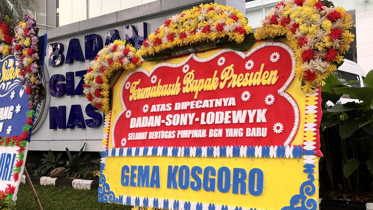 Karangan Bunga Hiasi Kantor BGN Usai Dadan Hindayana Dicopot, Gema Kosgoro: Terima Kasih Bapak Presiden