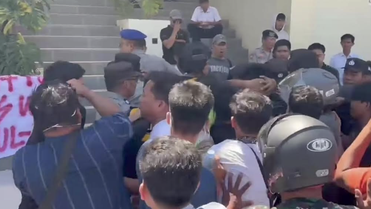 Pria di Mamuju Kabur ke Hutan Usai Video Pukul Polisi saat Demo Viral